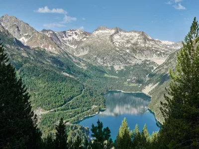 photo vallée de montagne avec un lac