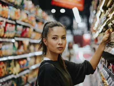 femme achat magasin étiquetage environnemental