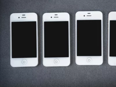 quatre smartphones alignés