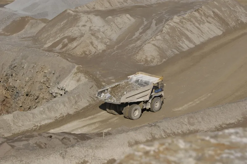 photo d'un camion dans une carrière de sable