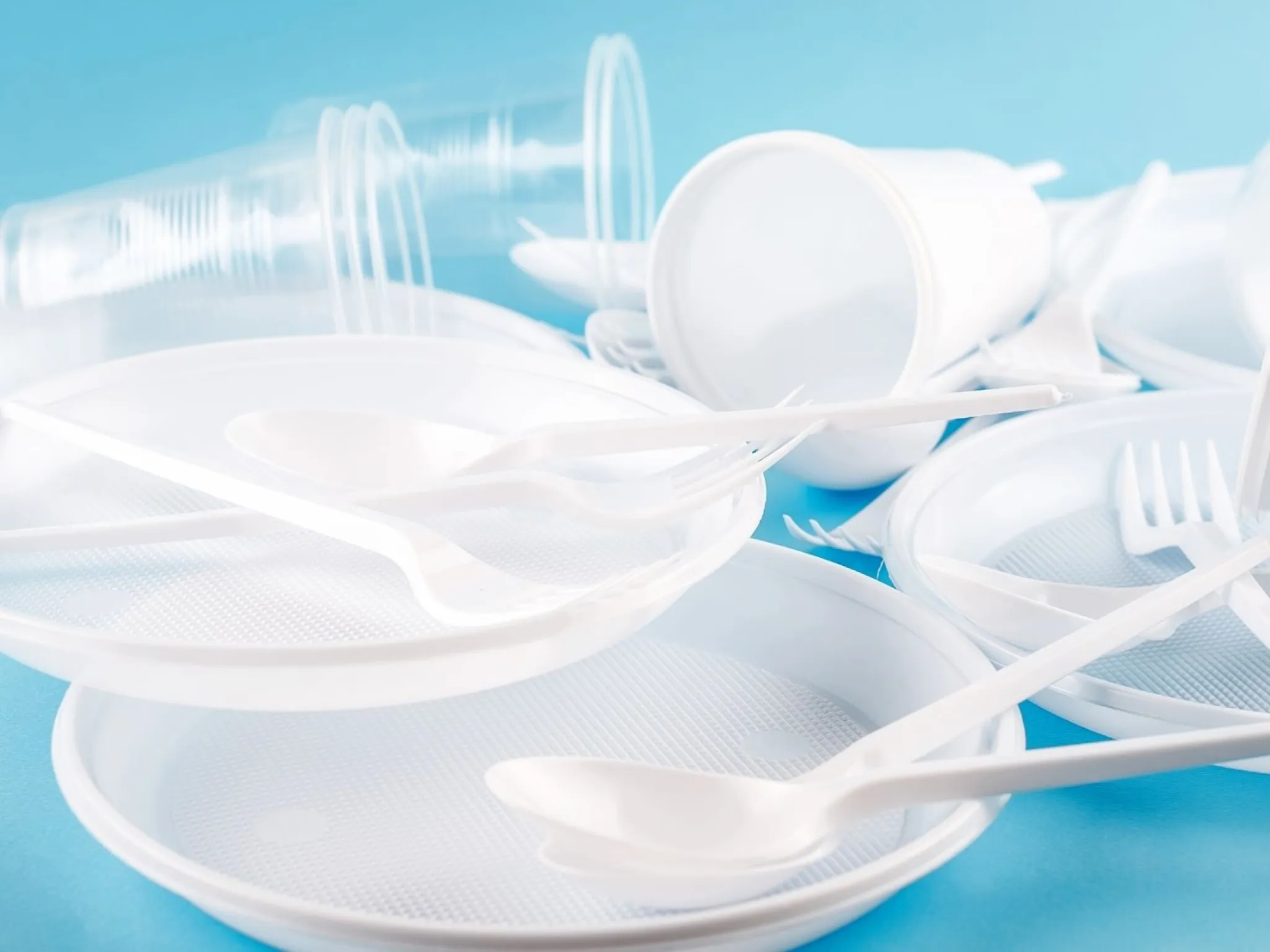 Couverts et gobelet en plastique