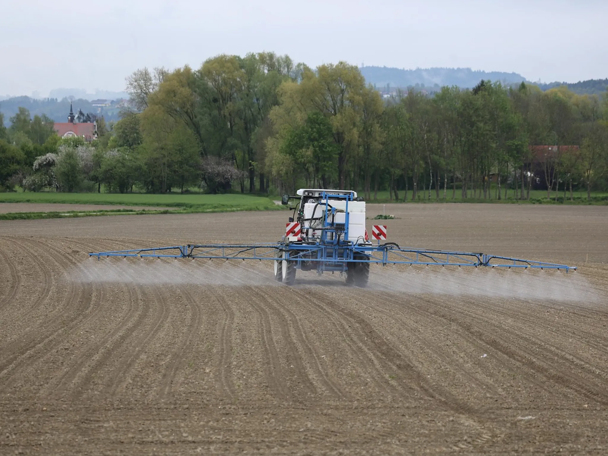 Photo de tracteur épandant des pesticides sur un champ