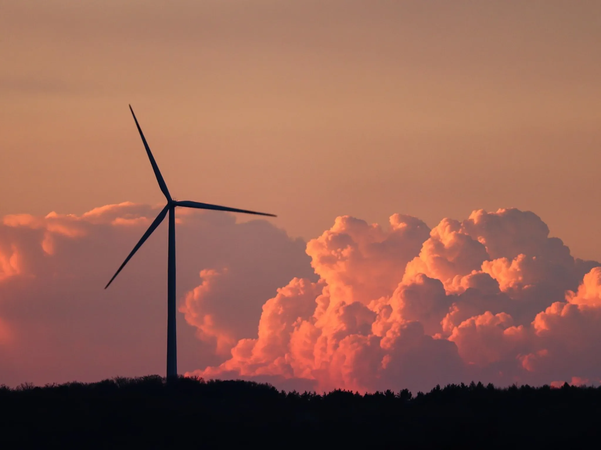 Photo d'une éolinenne sur un fond de coucher de soleil