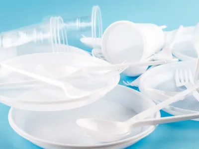 Couverts et gobelet en plastique