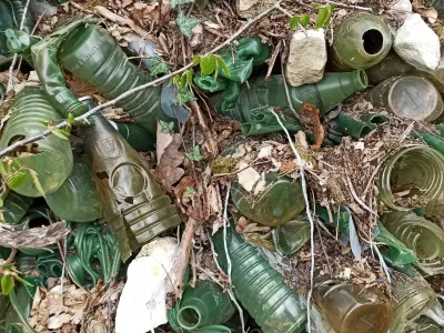 Photos de bouteilles Vittel - décharge