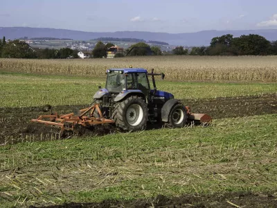 tracteur qui laboure un champ